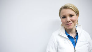 Emma Terho tror på damhockeyns framtid, både i Esbo och i ett bredare perspektiv. Emma Terho i närbild.