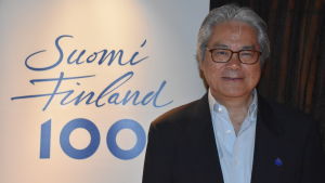 Peter Lee vet var julgubben bor. Han vet också att det är kallt på vintern i Finland. Peter Lee vet var julgubben bor. Han vet också att det är kallt på vintern i Finland.
