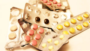 Pillerkartor i en hög innehållandes olika typer av mediciner.