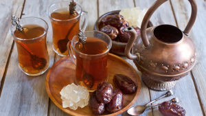 Under ramadan bryter man fastan efter solnedgången och böneutropet till kvällsbönen genom att börja äta dadlar och mjölk eller yoghurt för att senare äta iftar som är en festlig middag man ofta äter tillsammans med vänner och familj. Ett fat med dadlar och kristallsocker samt fyllda teglas och en kopparpanna.