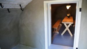 ... och i källaren. Slaktarens krokar vid ingången har förvandlats till klädhängare. Pub-Café Wäfvars på Sarvsalö, källaren.
