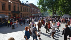 Medeltidsmarknaden i Åbo flyttas fram med ett år. Mycket folk på medeltidsmarknad.