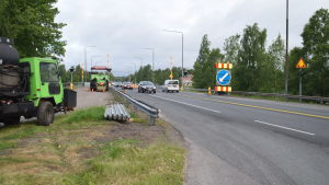 Så här ser det ut på Pojoviksbron vid sjutiden på tisdag morgon (4.7). Några arbetsfordon står vid sidan om vägen och de röd-gula trafikdelarna är ännu kvar. Trafiken löpte bra på morgonen. Under förmiddagen asfalterades lättrafikleden. Pojoviksbron i Ekenäs är nu asfalterad.