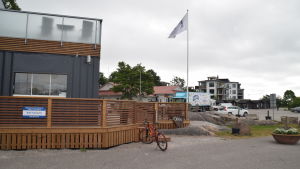 HSF Marine sköter gästhamnsverksamheten i Östra hamnen. Från det nya hamnkontoret har man utsikt över Pub Roxx där kontoret fanns tidigare. I bakgrunden syns de nya bostäderna som Regatta Resorts bygger. Hangö hamnkontor, puben Roxx och Regatta resorts bostäder i Östra hamnen.