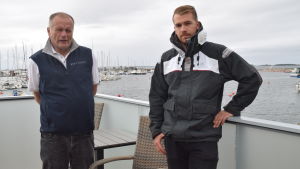 HSF:s kommodor och regattakommitténs ordförande Kalle Niemi och hamnkapten Oscar Cavonius. HSF:s kommodor Kalle Niemi och Oscar Cavonius, hamnkapten.