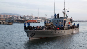 Libysk kustbevakning beskylls för att ha rånat och misshandlat migranter som vill ta sig till Europa. Libysk kustbevakning räddade afrikanska migranter från Medelhavet 26.5.2017.