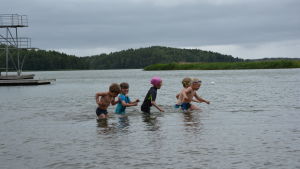 Om man rör på sig mycket får man inte så kallt. Barnen i simskolan simmar i vattnet.