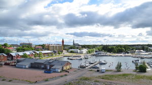 Mats Lagerstam jobbar nu med en asylsökande familj som bor i Hangö. Utsikt från tornet på Drottningberg i Hangö.