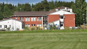 På den här bilden från 2017 syns flygeln där bildningsavdelningen jobbar till vänster. Den borde rivas föreslår tjänstemännen. En ny flygel skulle byggas till höger. Tekniska nämnden har behandlat ärendet som nu ska vidare till högre organ i kommunen. Det är oklart om kommungården också ska få en ny tillbyggnad eller enbart en grundlig reparation. Ett rött tegelhus som är Sjundeås kommunhus.