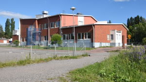 Aleksis Kiven koulu AKK har omfattande inneluftsproblem. Eleverna flyttar snart in i baracker. En röd tegelbyggnad i Sjundeå som är den finska skolan Aleksis Kiven koulu.