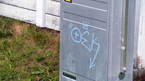 Elskåp i Hammars har fått klotter på sig. Graffiti på elskåp i Hammars i Borgå.