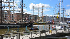 Tall Ships Races har inte blåsts av trots coronapandemin Segelbåtar i Aura å.