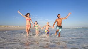 Gaah! Blågröna alger! Spring ungar, vi går hem och ser på tv! En familj springer på en badstrand