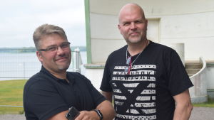 Robban Sederholm och Niklas Rosström sköter teknik och artister. två män invid utescen