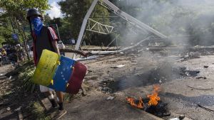Oppositionsaktivister blockerade gator i Caracas under omröstningen. Oppositionsaktivister blockerade gator i Caracas under omröstningen 30.7.2017