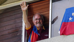 Antonio Ledezma har suttit i husarrest sedan år 2015. Bilden är tagen den 16 juli 2017. Antonio Ledezma vinkar från fönster.