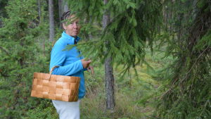 Solveig Backström Solveig Backström står i lätt skymundan bakom ett träd.