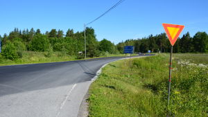 Att kunna ta bilen till sommarstugan är ett krav många har i dag. Skärgårdsvägen i Pargas sommaren 2014 (Vägskäl till Attu och Granvik)