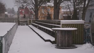 Dagens läktare för motståndarlagets supportrar skulle rivas och ge plats för en ny, större läktare. Läktaren för motståndarlagets supportrar vid Centrumplanen i Ekenäs