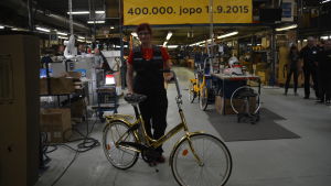 Cykeln är färdig! Seija Kankkunen och Jopo nummer 400 000. Seija Kankkunen och Jopo nummer 400 000.
