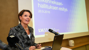Kommunikationsministern Anne Berner (C) ville avreglera och digitalisera de finländska trafiksystemen. Trafik- och kommunikationsminister Anne Berner (C)