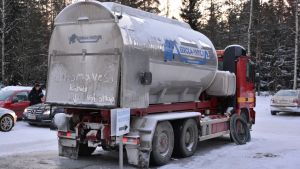 En tankbil med dricksvatten står också vid Vårberga köpcentrum. Vattenpost för dricksvatten i Borgå 04.01.17