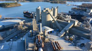 Cementfabriken i Pargas levererar en stor del av den cement som används i södra Finland. Finnsementtis kalkfabrik vid stranden