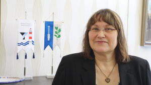 Marlene Svens. Stadsdirektören Marlene Svens står framför en byrå på sitt kontor.