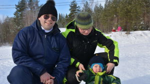 Fredrik, Åsa och Evert Teir Fredrik, Åsa och Evert Teir framför pulkabacken vid Öjberget. Fredrik har solglasögon på sig.