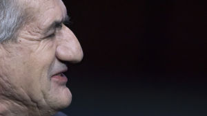 Jean Lassalle. Résistons! (Motstånd!). Udda mittenpolitiker från en fåraherdefamilj i Pyrenéerna som tidigare hungerstrejkat mot en fabriksnedläggning och bedrivit kampanj genom att promenera runt Frankrike. Jean Lassalle.