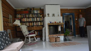 Vardagsrummet i huset på Lillholmen. De äldsta delarna av huset är byggda på 1600-talet. Vardagsrummet på Lillholmen.