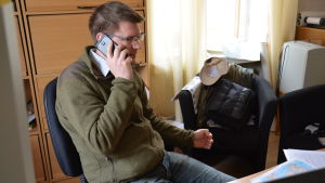 Mikael Jensen, förvaltare vid Konstsamfundets gård Söderlångvik på Kimitoön. Söderlångviks förvaltare Mikael Jensen i telefon.