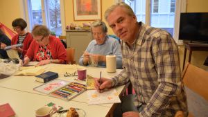 Mandala kräver vassa färgpennor, konstaterar redaktör Härus. stickcafé i metodistkyrkan i borgå 25.11.15