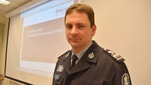 Kjell Nylund är en av fyra personer som arbetar med den svenskspråkiga polisutbildningen i Tammerfors. Kjell Nylund från Polisyrkeshögskolan.