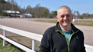 Den dammiga travbanan bakom Markku Pasanen måste bevattnas ordentligt. markku pasanen vid lovisa travbana
