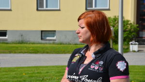 Tanja Sabel Kurator Tanja Sabel står ute på gården vid Lagmansgården i Pedersöre.