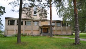 Baksidan av Förvaltningsbyggnaden med en av husets två ingångar. förvaltningsbyggnaden i östanåparken i nickby 2016
