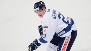 Joonas Kemppainen får axla rollen som förstacenter. Joonas Kemppainen i landslagsdress.