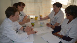 Åsa A Westerlund, Priscilla Kalenius, Deisi Nordlund och Christel Ahlfors diskuterar medicinen Marevan. Åsa A Westerlund, Priscilla Kalenius, Desis Nordlund och Christel Ahlfors
