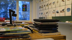 Pekplattor på katedern i Pojo kyrkoby skola. Pekplattor på en kateder i ett klassrum.