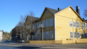 Våra trähus är sällan högre än två våningar. Byggnaden Trä-Anttila i Lojo fotat från framsidan.