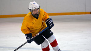 Hockeytokiga Oskar Komarov är 12 år gammal Oskar Komarov, 12 år, spelar i Munsala IK.