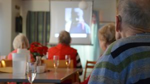 Dokumentären hade premiär på Aftonro tillsammans med filmteamet och Doras vänner och bekanta. Äldre vid Aftonro ser på premiären av Dora från Lammhom.