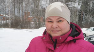 Päivi Hytönen. Kasköbon Päivi Hytönen poserar för kameran i ett vinterlandskap i Kaskö.