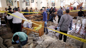 Attentatsplatsen inne i Mar Girgis-kyrkan i Tanta undersöks. Attentatsplatsen inne i Mar Girgis-kyrkan i Tanta undersöks 9.4.2017