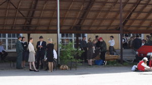 Dräktpåklädning och förberedelser inför en scen som ska skildra en romantisk sommarkväll 1947. Statister på filminspelning i Fiskars.