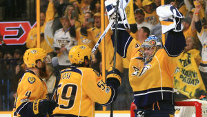 Nashville imponerade stort under grundserien. Pekka Rinne lyfter händerna till skyn med klubban i ena handen.