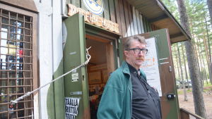 Ralf Häggström har mycket att stå i med frontmuseet i Lappvik. Ralf Häggström vid ingången till frontmuseet i Lappvik.