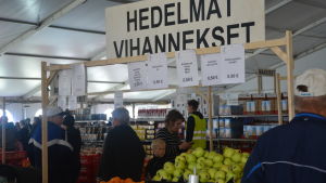 Tillfällig matbutik. Färsk frukt, frysdisk, mjölkprodukter, specialdieter, batterier, tejp, etc. Här lämnas inget åt slumpen. Suviseurat 2015 butik frukt