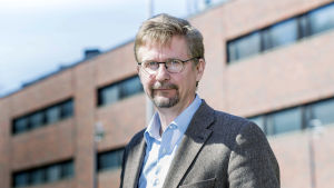 Markus Jäntti, professor i ekonomi, tycker att Jari Gustavssons text om låglönejobb är ytlig och mer liknar en politisk blogg än ett seriöst förslag. Professor Markus Jäntti utanför Economicum